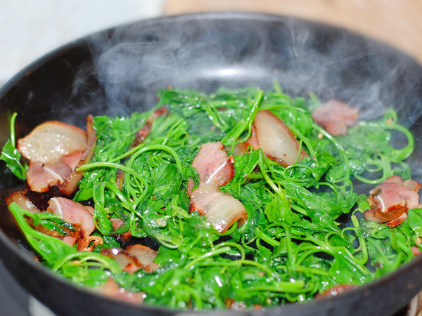 Stir-fried Bacon with Grey Vegetables recipe
