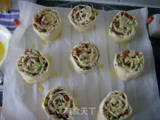 Snail Rolls with Ham and Cheese recipe