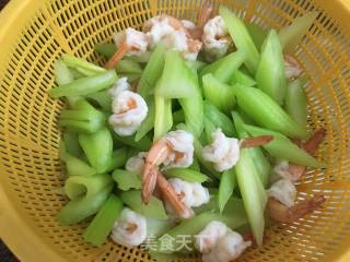 Stir-fried Shrimp Balls with Celery recipe