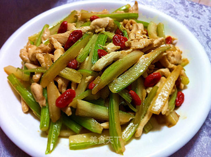 Stir-fry with Chinese Wolfberry and Celery Shredded Chicken recipe