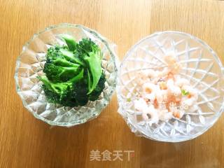 Low-calorie Salad with Avocado and Broccoli in Japanese Cuisine recipe