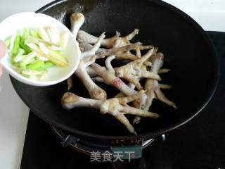 Grilled Chicken Feet with Mushroom Sauce recipe