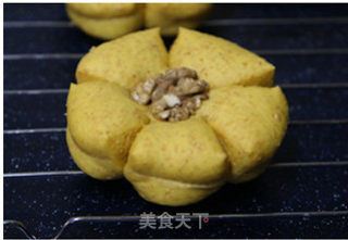 Bran Walnut Flower Bun recipe