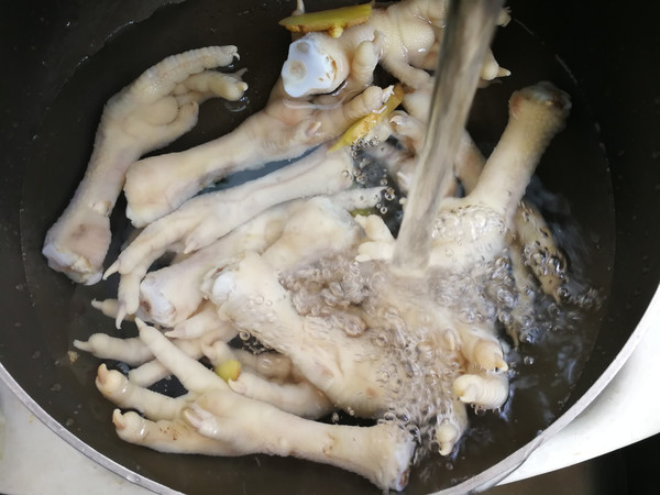 Sauce-flavored Braised Chicken Feet recipe