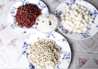 Red Beans and Barley Boiled Rice Cakes-the Chinese New Year is Almost Here, and Children Like to Drink It Very Much. recipe