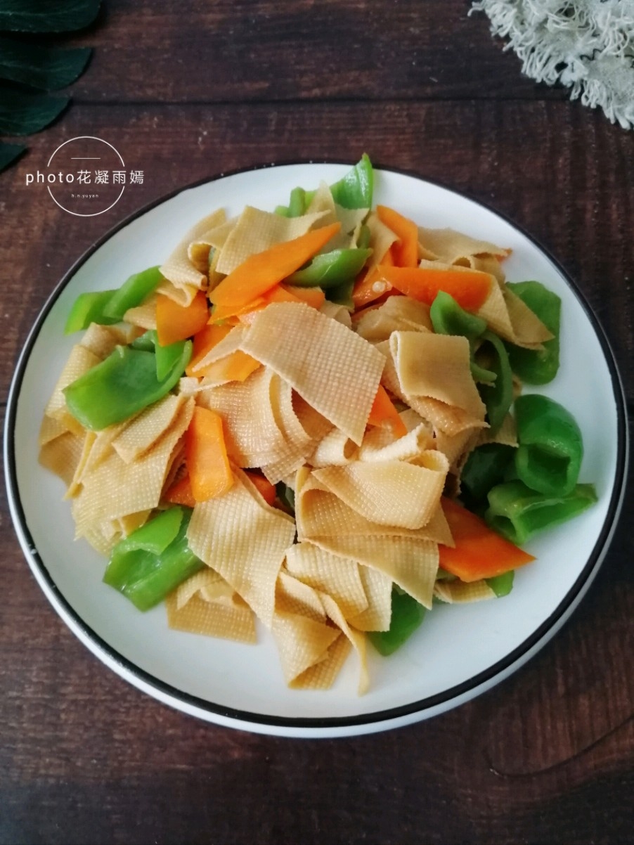 Stir-fried Tofu Skin with Carrot and Pepper recipe