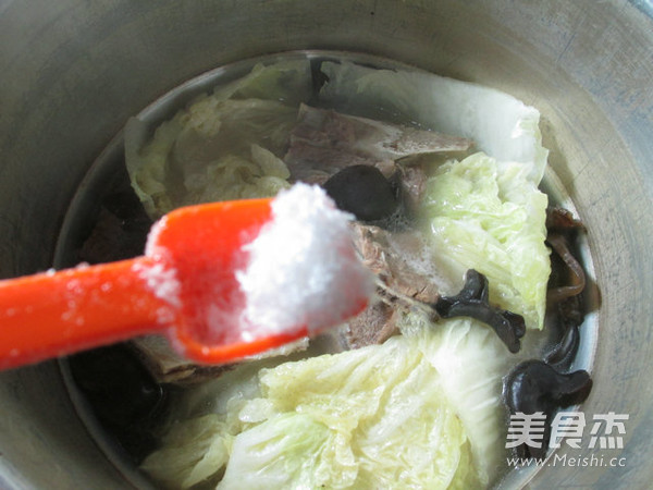 Black Fungus, Cabbage and Bone Soup recipe