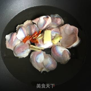 Stir-fried Green Pepper with Duck Gizzards recipe
