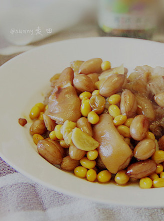 Braised Pig's Trotters with Soybeans and Peanuts recipe
