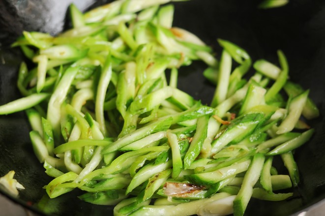 Green Pepper and Loofah Noodles recipe