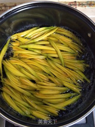 Fresh Yellow Flower Fungus Mixed with Vermicelli recipe