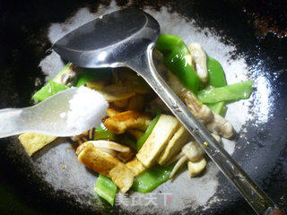 Stir-fried Tofu with Green Pepper Razor Clams recipe