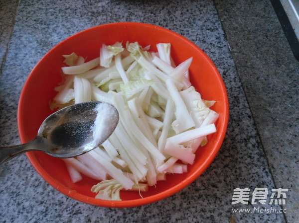 Stir-fried Cabbage Strips with Spinach Stem recipe