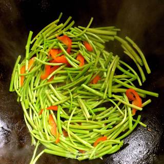 Stir-fried Artemisia recipe