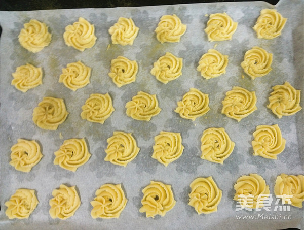 Chrysanthemum Butter Cookies recipe