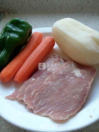 Stir-fried Autumn Lotus Root with Bacon Has The Effects of Clearing Heat, Invigorating The Stomach and Spleen, Nourishing Blood and Nourishing Blood. It is Good for Lung Heat and Cough. It is A Good Food Therapy Product. this Dish is Suitable for All Ages and Can be Eaten by The General Population. recipe