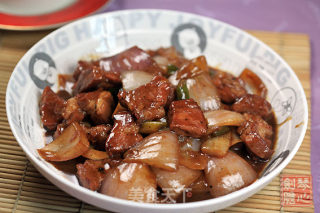 Pork Neck with Onion and Black Pepper recipe