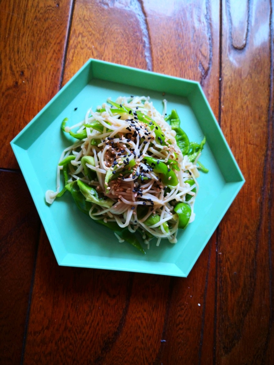 Enoki Mushrooms Mixed with Green Pepper Shreds