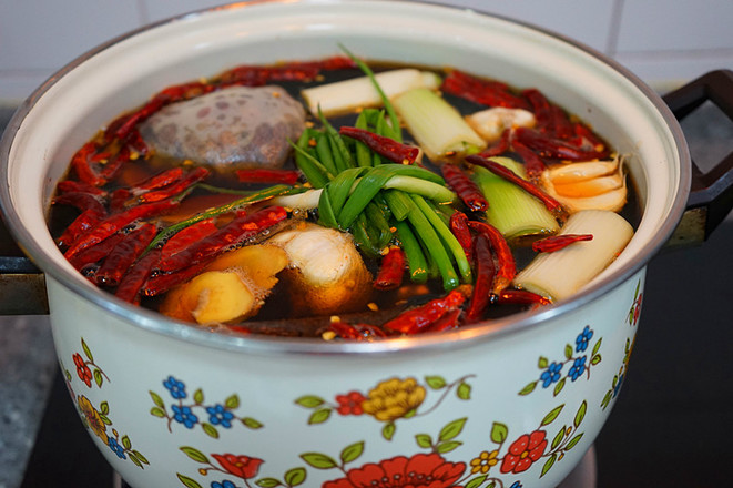 Spicy Stir-fried Pork Ears -------- Practice with Braised Pork Ears recipe