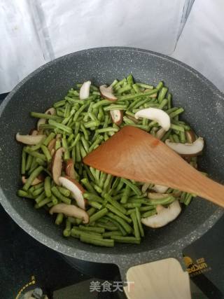 Stir-fried Long Beans with Mushrooms recipe