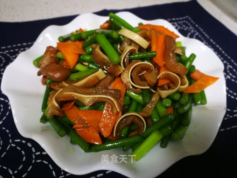 Stir-fried Pork Ears with Garlic Moss recipe