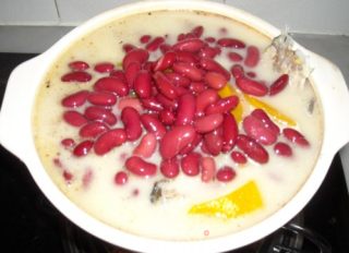 Papaya, Kidney Beans and Crucian Fish Soup recipe