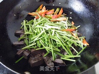 A Quick Appetizer Nutritious Dish Worth 2 Yuan-----stir-fried Pork Blood with Leeks recipe