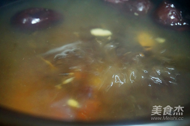 Peach Gum Lily and Red Date Soup recipe