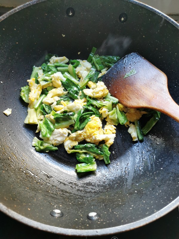 Scrambled Eggs with Lettuce Leaves recipe
