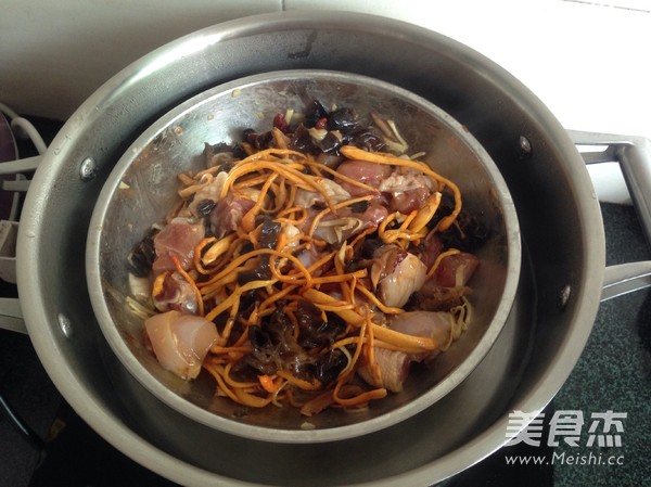 Steamed Chicken with Fresh Cordyceps Flowers and Fungus recipe