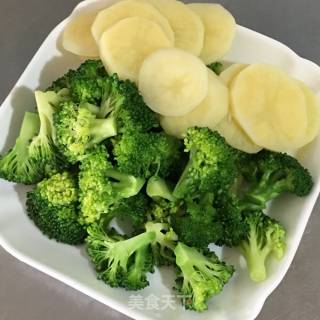 Garlic Broccoli Potato Chips recipe
