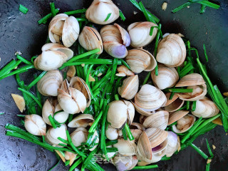 Stir-fried White Clams with Leek recipe