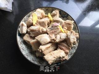 Braised Pork Ribs with Spring Bamboo Shoots and Venetian Leaves recipe