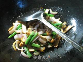 Stir-fried Onion and Plum Peas recipe