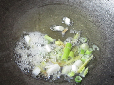 Stir-fried Pork with Green Pepper and Noodle Skin recipe