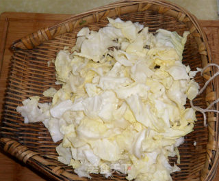 Stir-fried Cabbage with Oil Residue recipe