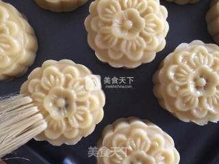 Mooncake with Lotus Seed Paste and Egg Yolk recipe