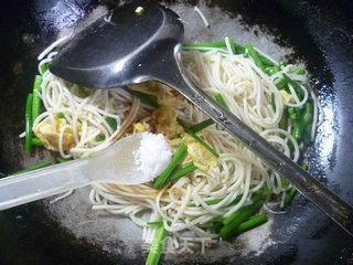 Fried Noodles with Chives and Egg recipe