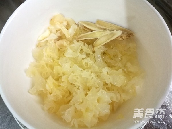 Sydney White Fungus and Wolfberry Soup recipe