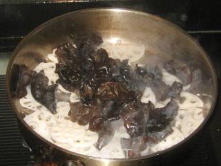 Fried Lotus Root Slices with Green Garlic and Black Fungus recipe