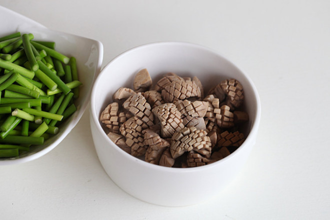 Stir-fried Kidney with Garlic Stalks recipe