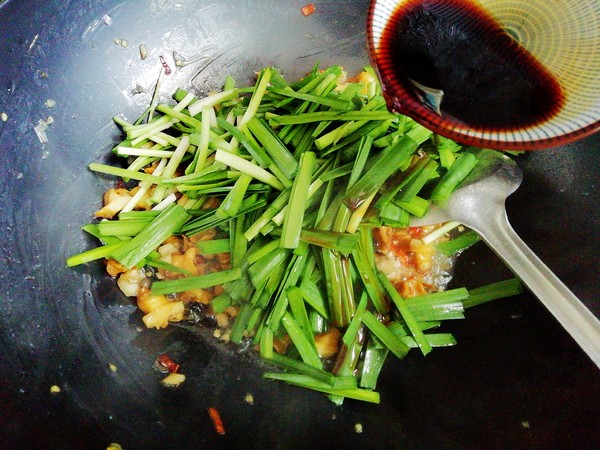 Stir-fried Snail Meat with Spring Leek recipe