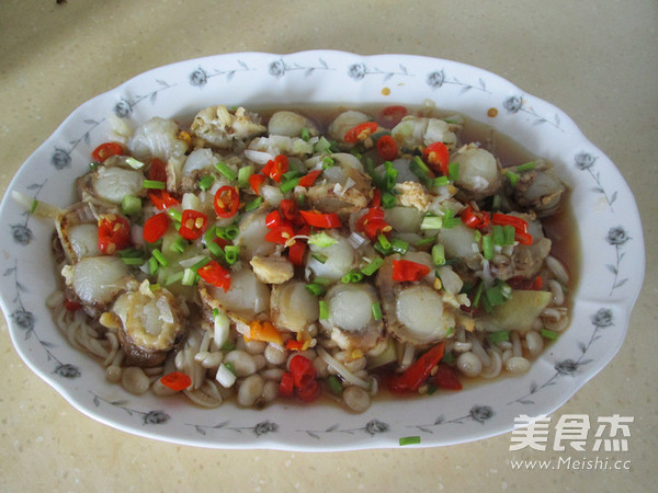 Steamed Scallop Meat with Pickled Pepper and Enoki Mushroom recipe