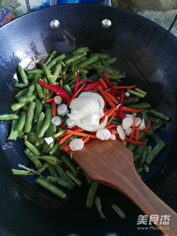 Braised Noodles with Beans recipe