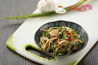 Thousand Slices of Beef Shredded with Chives and Stalks recipe