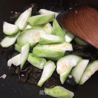 Fried Fungus with Loofah recipe