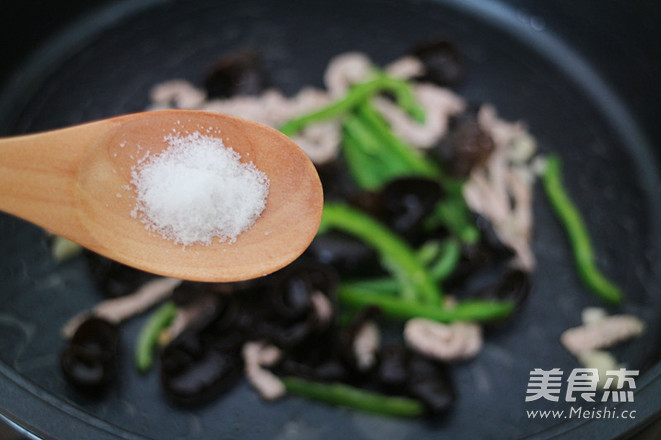 Stir-fried Fungus with Green Pepper and Shredded Pork recipe