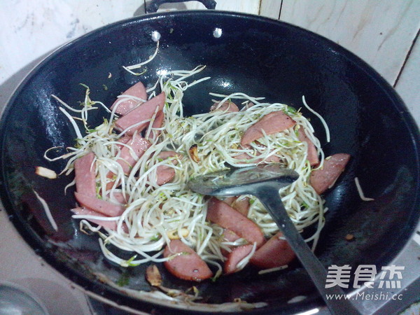 Stir-fried Meat Sausage with Bean Sprouts recipe