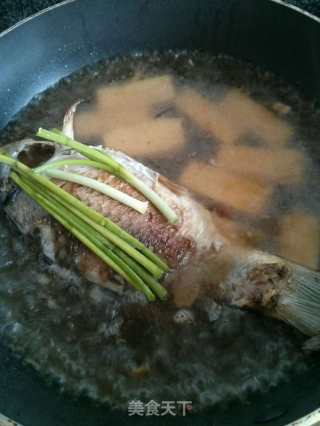 Crucian Carp with Bean Sprouts and Tofu Soup recipe