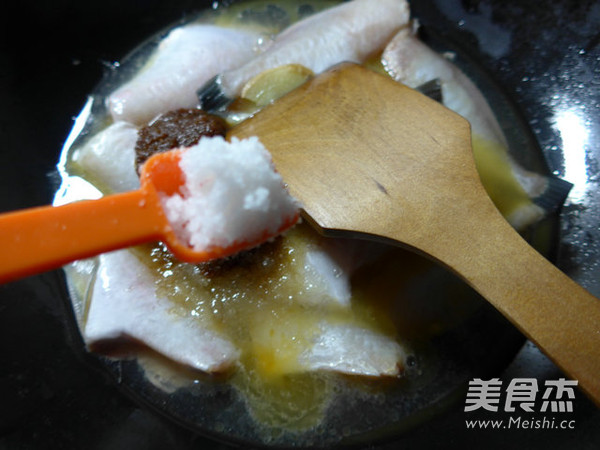 Braised Small Rubber Fish with Shacha Sauce recipe